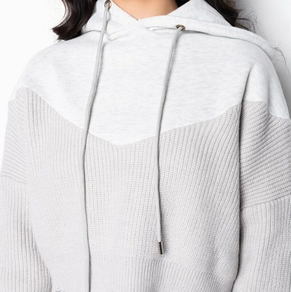 Sweater with hood - Picture 3 of 4